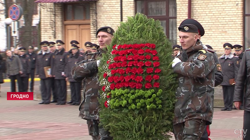 Прошли маршем по улицам и возложили цветы. В Гродно состоялись мероприятия в честь Дня милиции-13