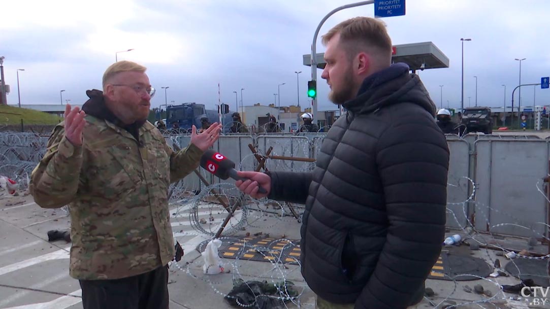 Милонов: «Видно, что уровень вооружённости самих белорусских военных минимален, они даже без оружия следят за мигрантами»-7