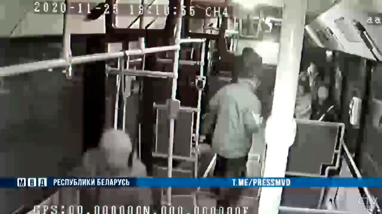 Минчанин избил в автобусе пассажира за одежду с госсимволикой. Расследование уголовного дела завершено-1