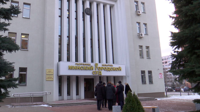 Возле городского суда, где заочно рассматривают дело Координационного совета, заметили евродепутатов