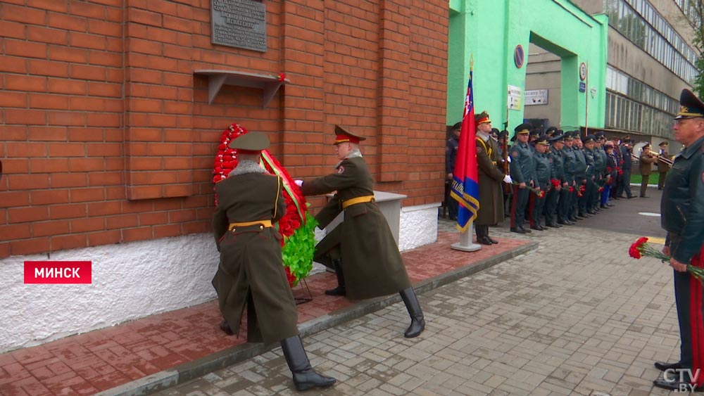 В Минске почтили память жертв и героев-чернобыльцев у мемориальной доски Василия Игнатенко-1