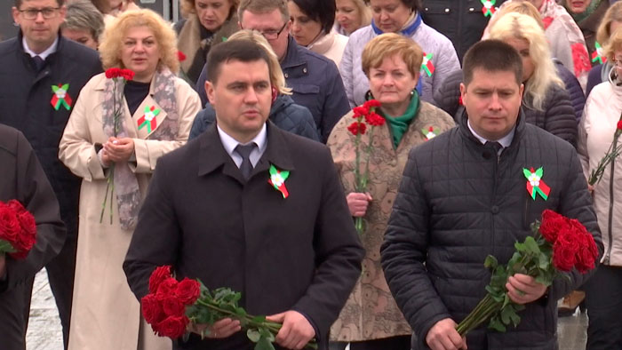 Представители Министерства образования возложили цветы к монументу на площади Победы