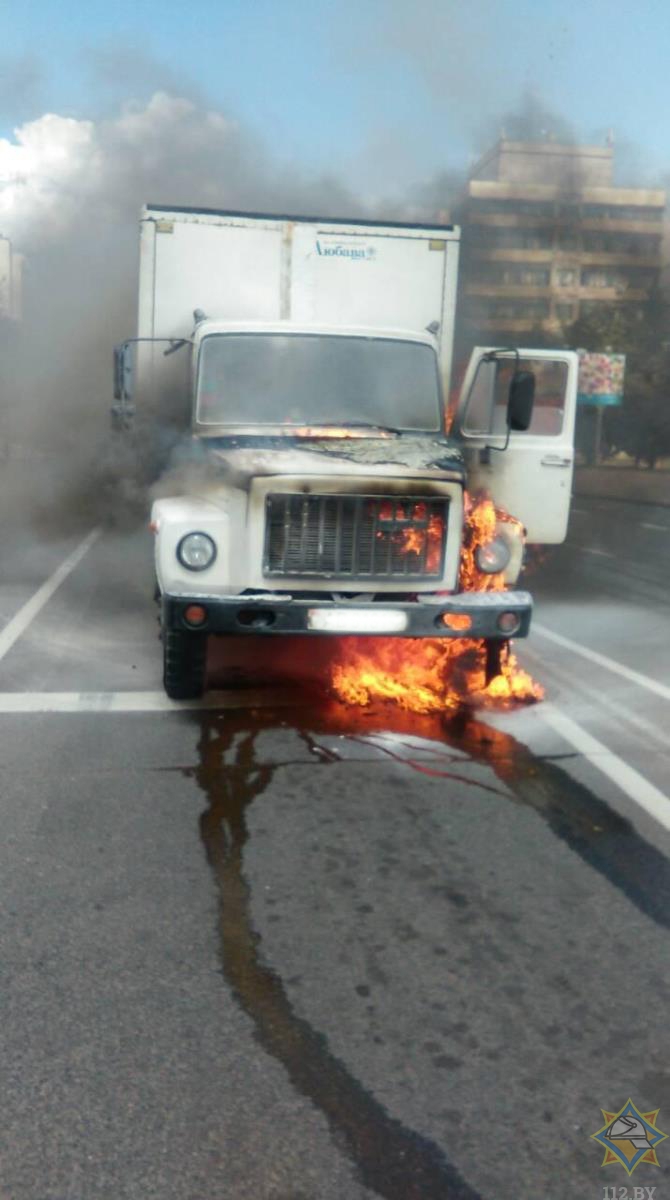 В Минске во время движения загорелся грузовик -1