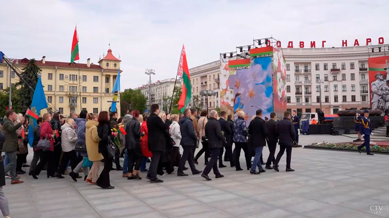 Их имена застыли в бронзе. Монумент Победы в Минске посетили благодарные потомки защитников-7