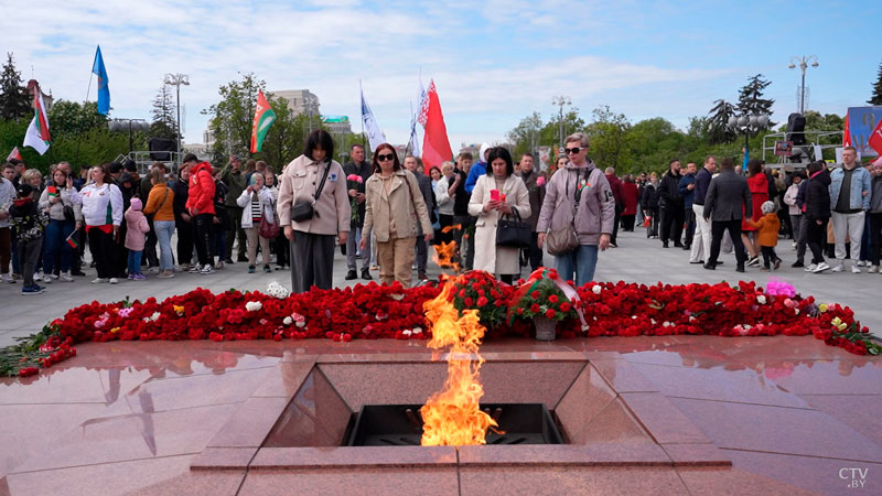 Их имена застыли в бронзе. Монумент Победы в Минске посетили благодарные потомки защитников-1