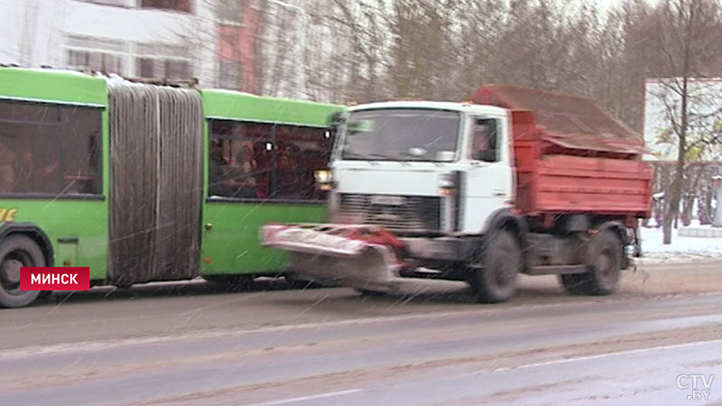 «Первый шаг на тротуар закончился плачевно». Более 500 гололёдных и холодовых травм получили белорусы за сутки-12