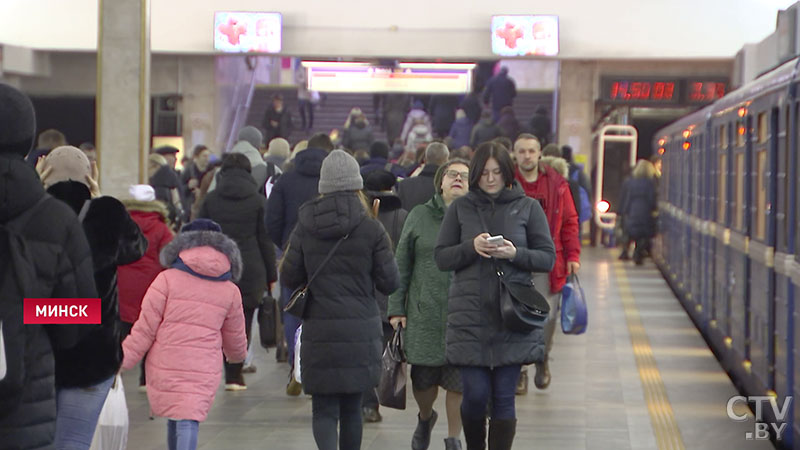 В метро на «Площади Победы» на рельсы упал человек-1