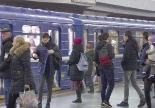 В метро на «Площади Победы» на рельсы упал человек