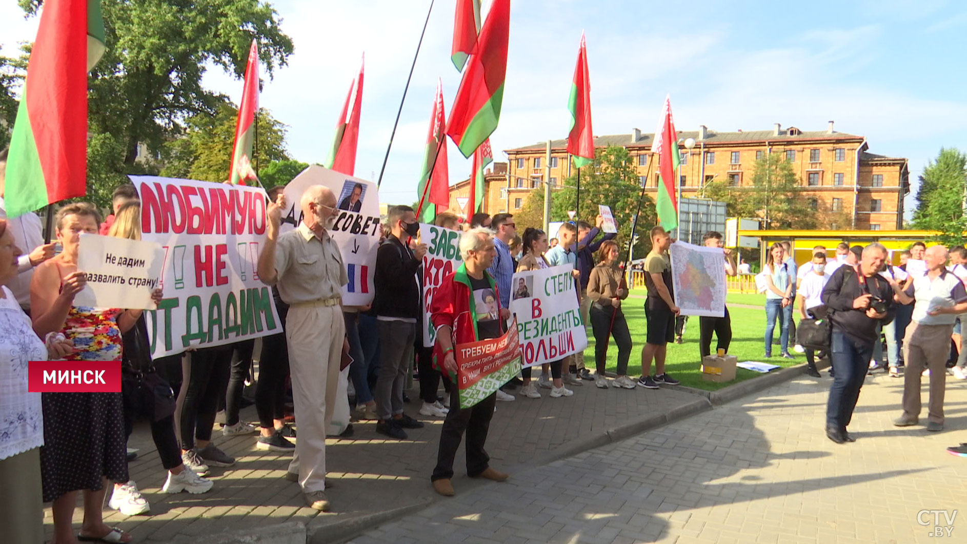 «Это непозволительно, так не должно быть». Люди выходят на митинги против вмешательства Запада во внутренние дела Беларуси-13