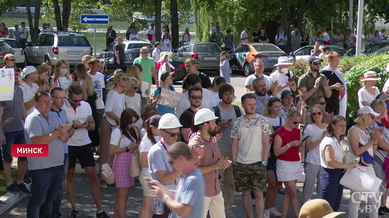 В Минске проходят мирные митинги: один из них у здания телеканалов СТВ и ОНТ-8