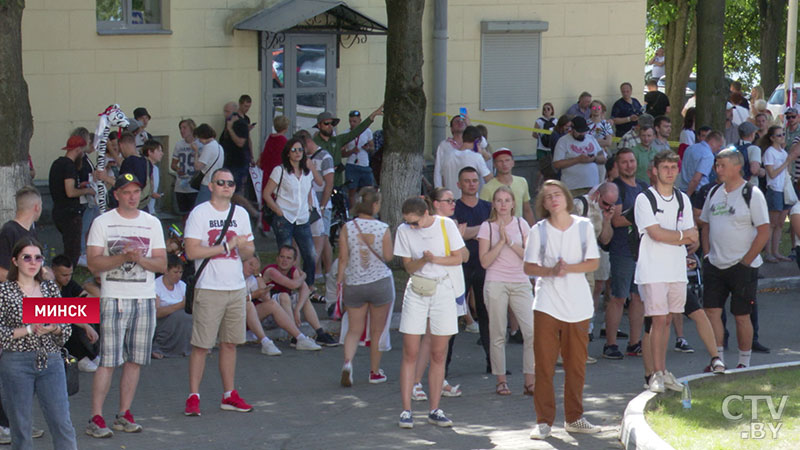 В Минске проходят мирные митинги: один из них у здания телеканалов СТВ и ОНТ-3