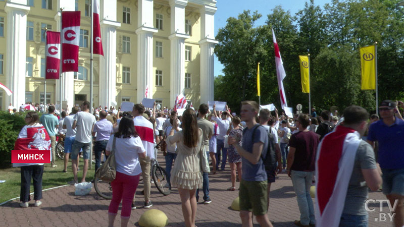 В Минске проходят мирные митинги: один из них у здания телеканалов СТВ и ОНТ-10