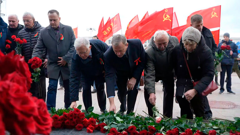 Митинг, посвящённый годовщине Великого Октября, проходит в Минске