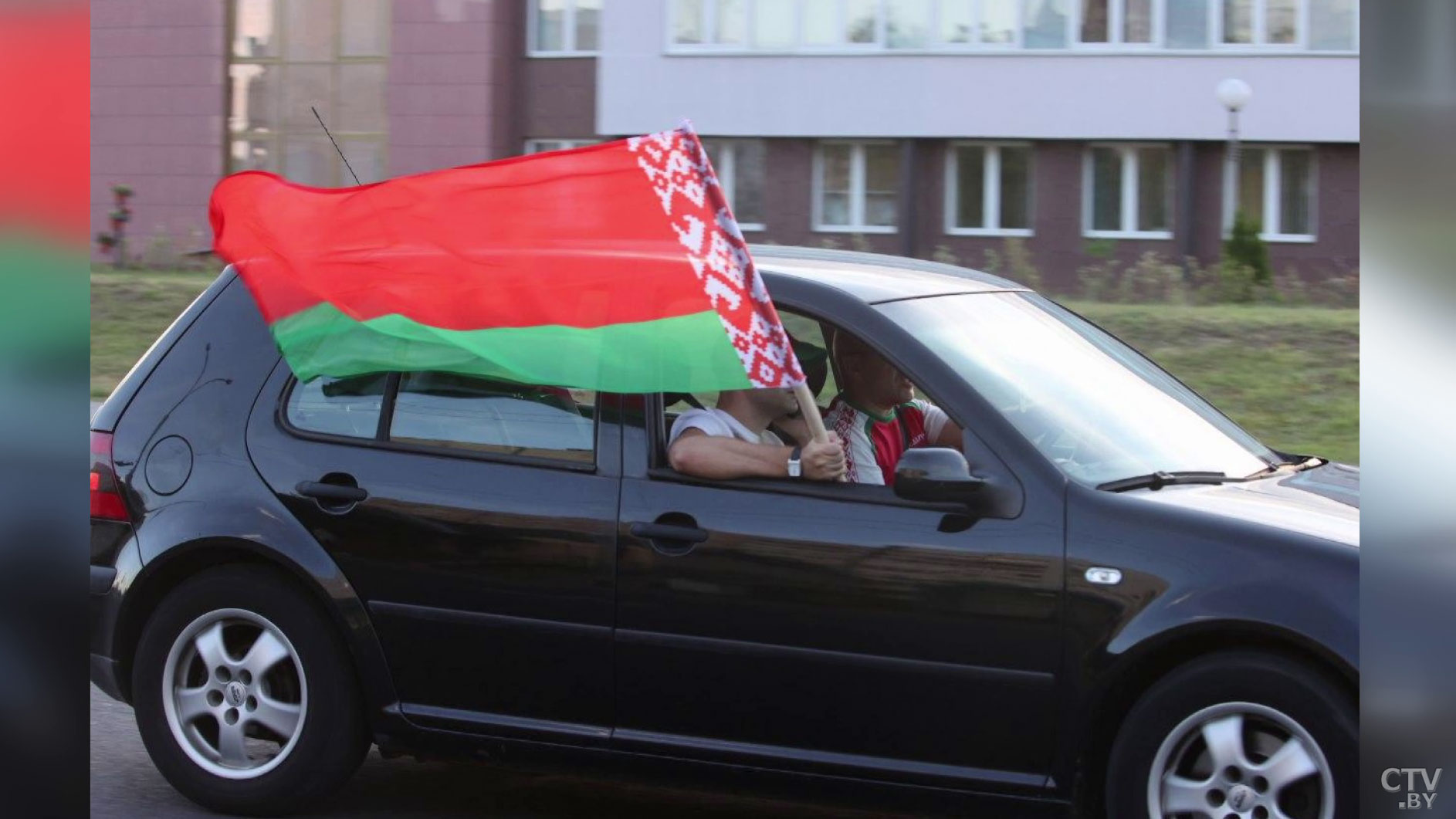 Перед стартом выстроили машины цифрой 101. Как проходил автопробег в поддержку мира в Гродно-1