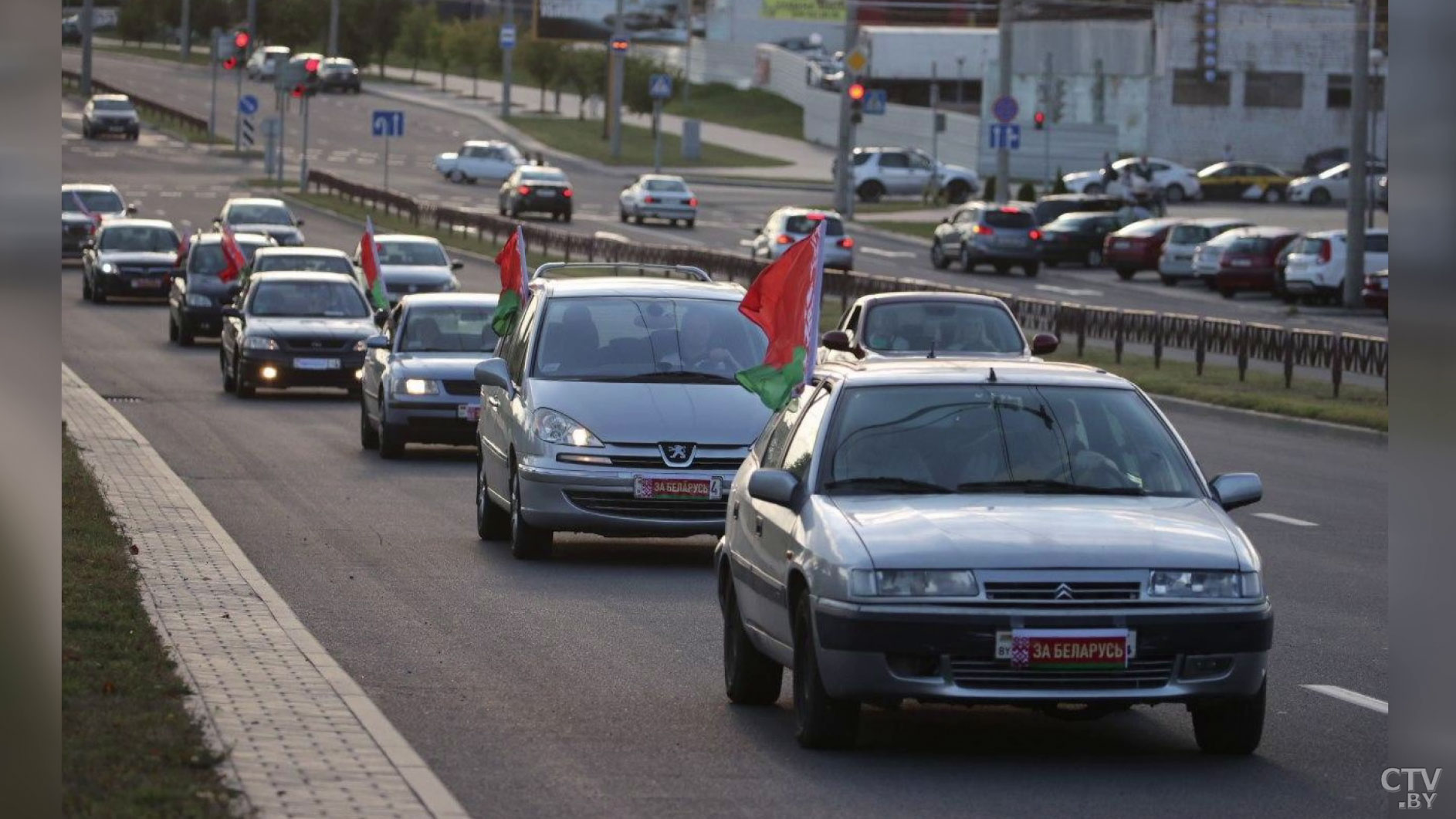 Перед стартом выстроили машины цифрой 101. Как проходил автопробег в поддержку мира в Гродно-3