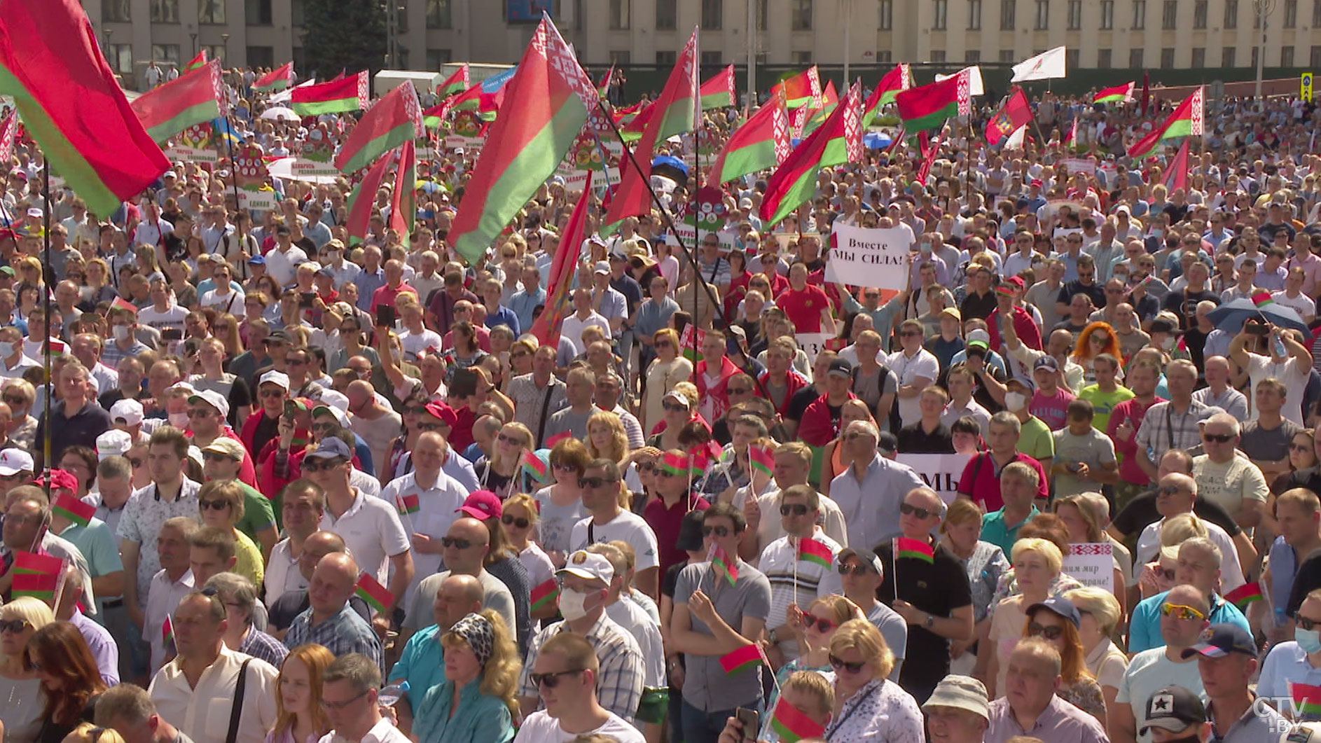 «Я за семью, за свободную Беларусь». Что говорят участники митинга на площади Независимости в Минске-3