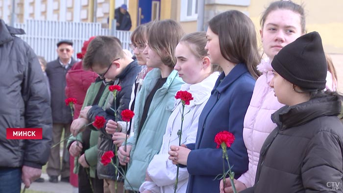 «Нас вывозят в товарных вагонах. Всю семью». В Минске прошёл митинг-реквием в честь освобождения узников концлагерей-1