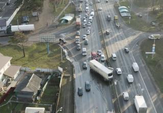 Фуру от удара с легковым авто развернуло на МКАД