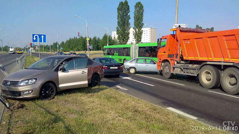 Автомобильный кёрлинг. На МКАД столкнулись КамАЗ и две легковушки-9