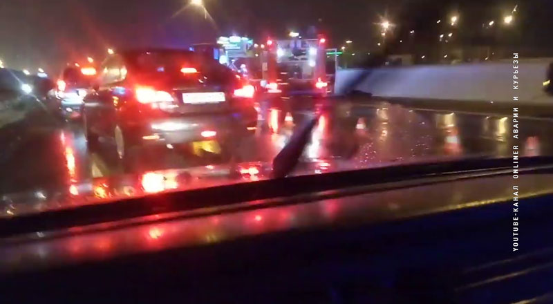 Владельцы 30 автомобилей, получивших повреждения в выбоине на МКАД, могут рассчитывать на возмещение ущерба