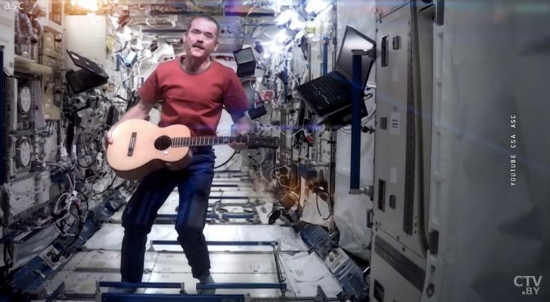 От первых космонавтов на борту до исполнения «Space Oddity»: вспоминаем яркие моменты работы МКС-31