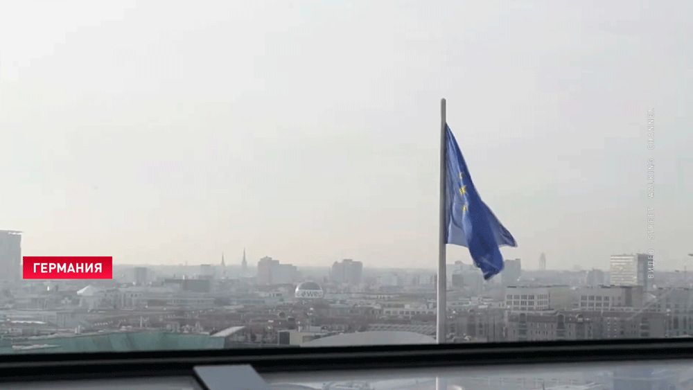 Депутаты французского парламента работают в пальто и куртках. В чём причина?