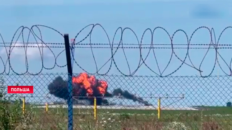 На военной авиабазе в польском городе Гдыня разбился учебный самолет