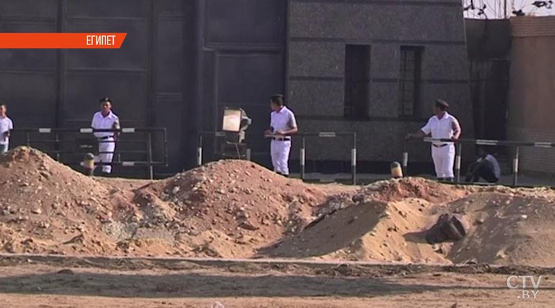 Королева из запчастей: в Великобритании создали портрет Елизаветы II из деталей грузовиков-1