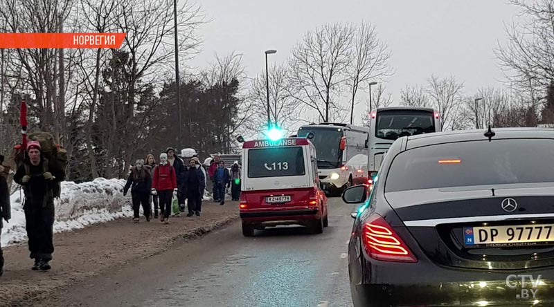  В Осло после спортивного праздника на станции метро образовалась давка, и люди пошли прямо по путям-11