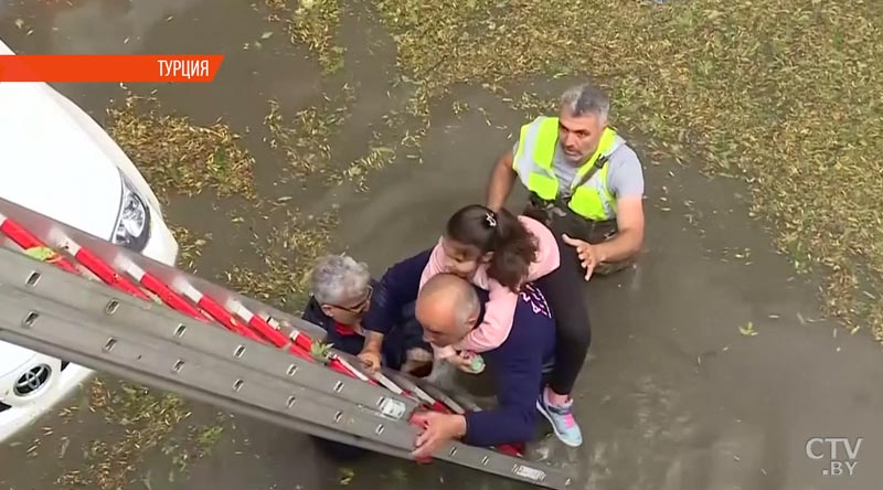 Неожиданное наводнение парализовало движение в Стамбуле -1