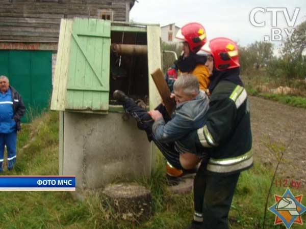 В Гомельской области мужчина уронил мобильник в 20-метровый колодец, полез за ним и застрял