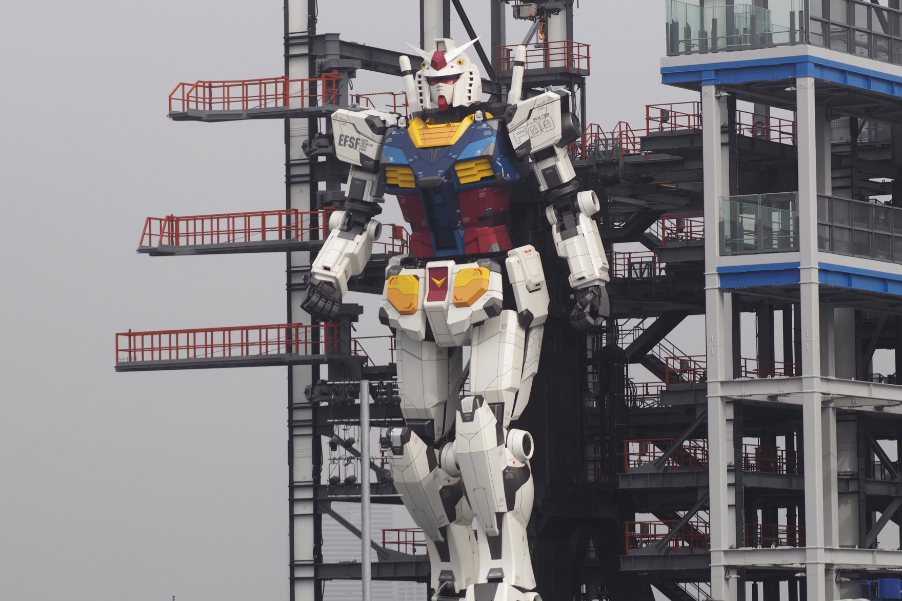 Люди превратили 18-метровую статую в настоящего робота. И он даже может ходить -1