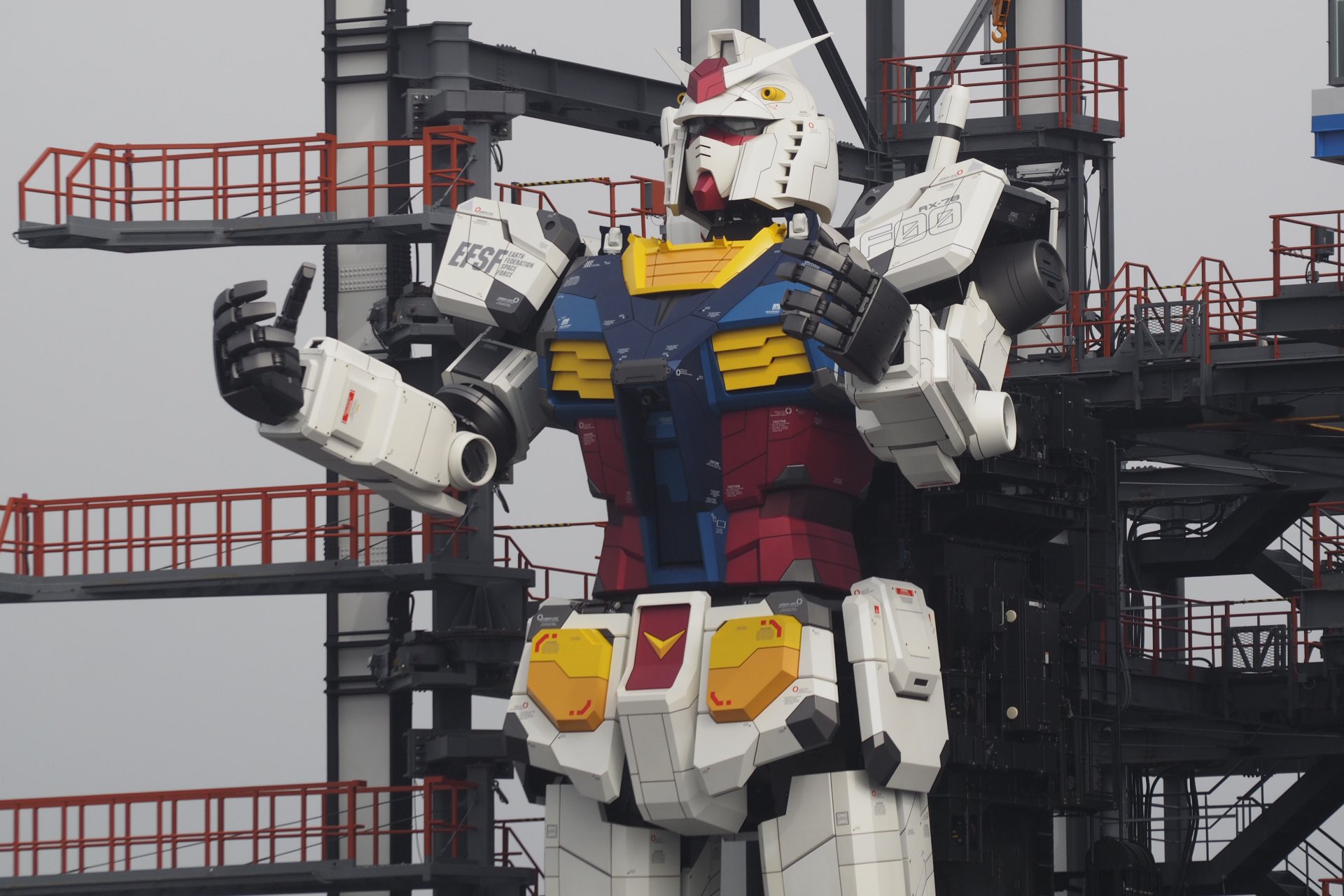 Люди превратили 18-метровую статую в настоящего робота. И он даже может ходить -13