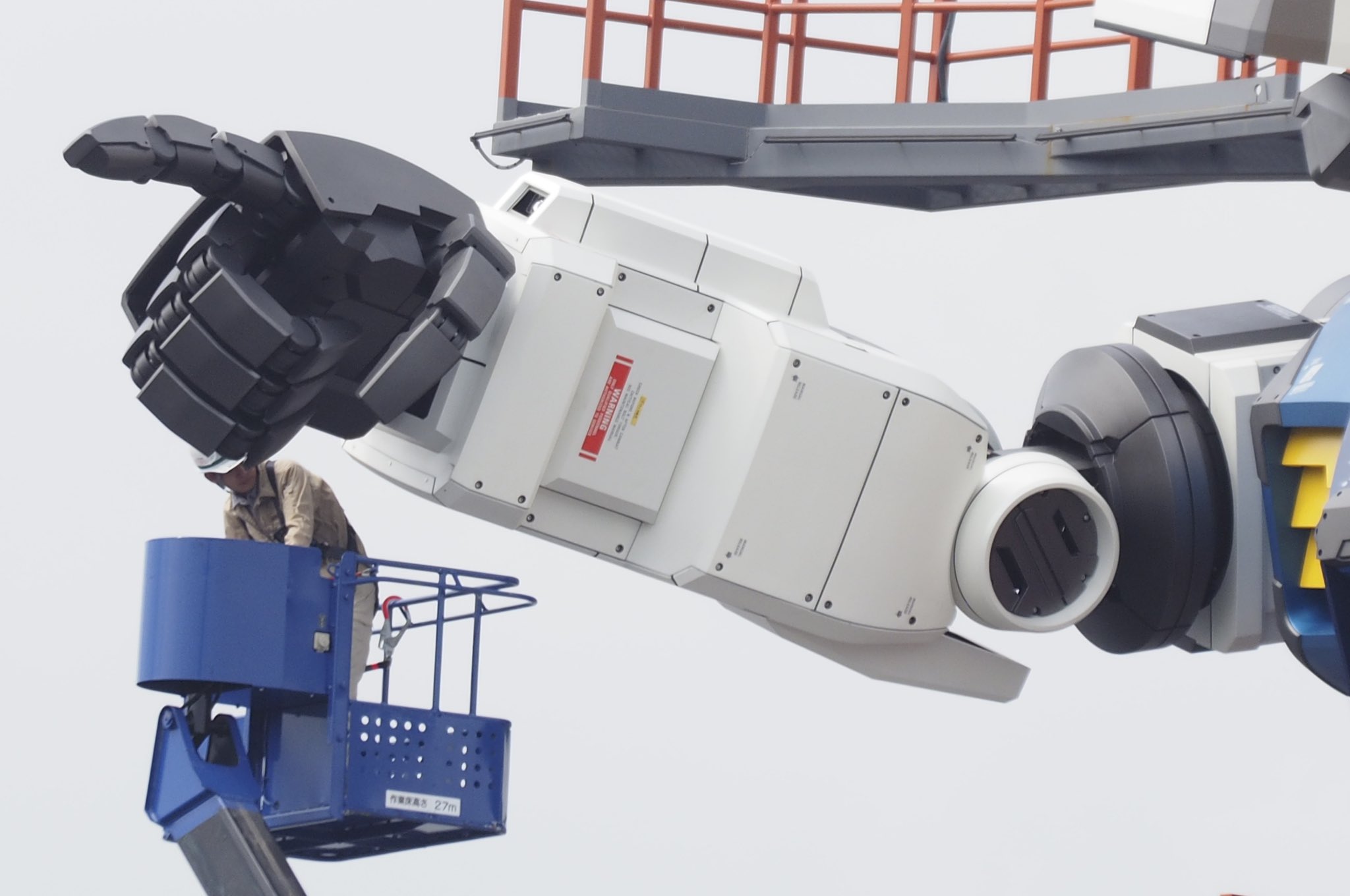 Люди превратили 18-метровую статую в настоящего робота. И он даже может ходить -7