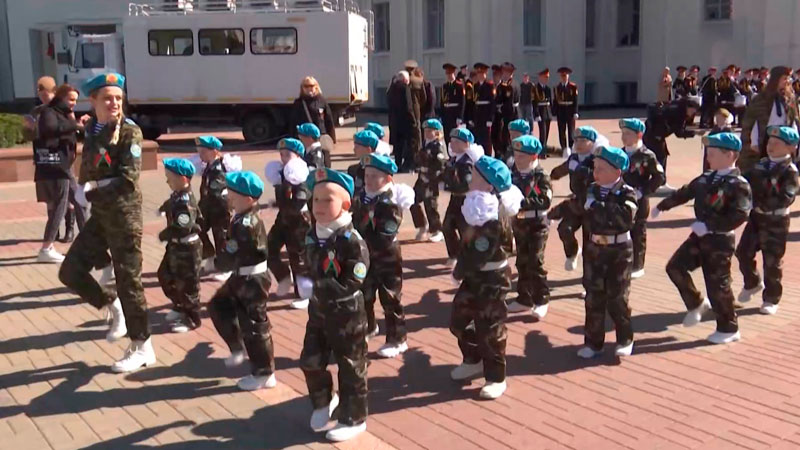 Праздник, у которого нет возраста. Парад Победы в Могилёве открыл торжественный марш дошколят