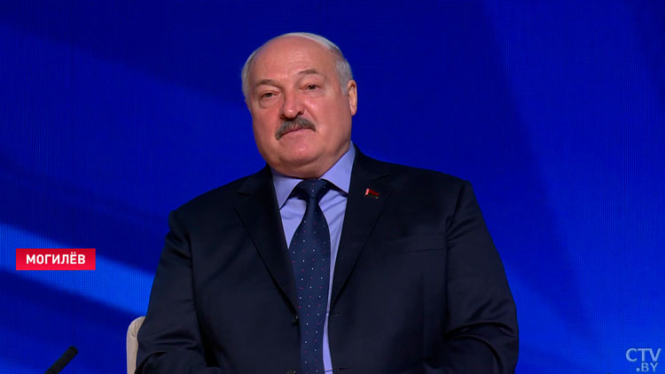 Лукашенко о мечте стать журналистом: я статьи не носил, было хуже – я носил свои стихи!-7