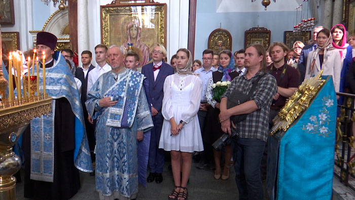 Порядка 500 студентов собрал молебен ко Дню знаний в Свято-Духовом кафедральном соборе