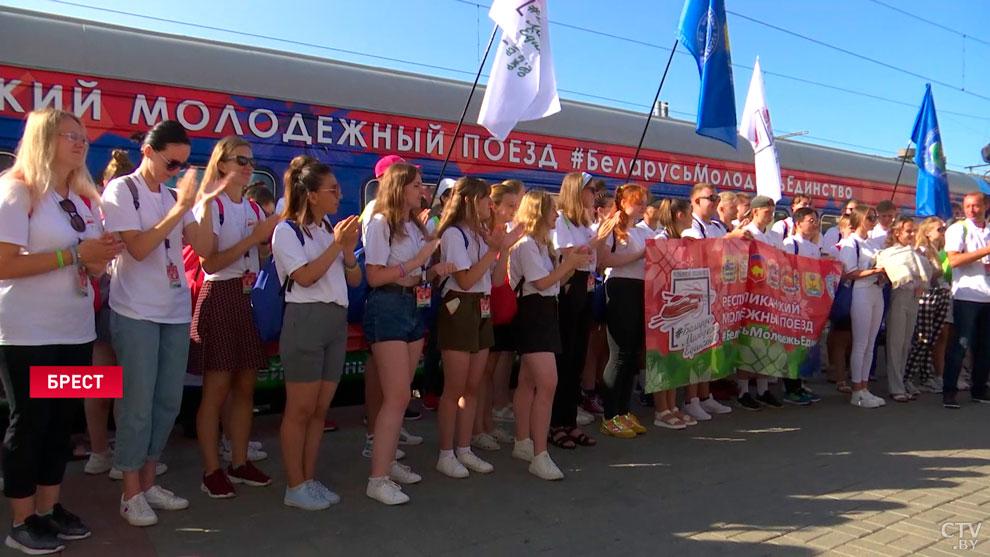 «Мы с собой несём огромное полотнище государственного флага». Участники молодёжного поезда побывали в Брестской крепости-1