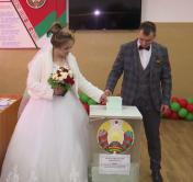 Успеть до ЗАГСа. Как день референдума стал двойным праздником для молодожёнов из Витебской области