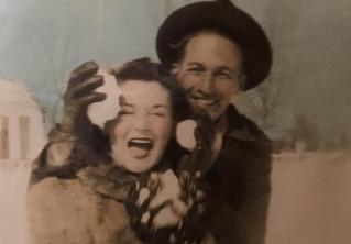 «Они слишком круты». Внуки показали фотографии своих молодых бабушек и дедушек