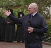 «Высадим там красивые деревья». Президент Беларуси передал Свято-Никольскому женскому монастырю территорию под сад