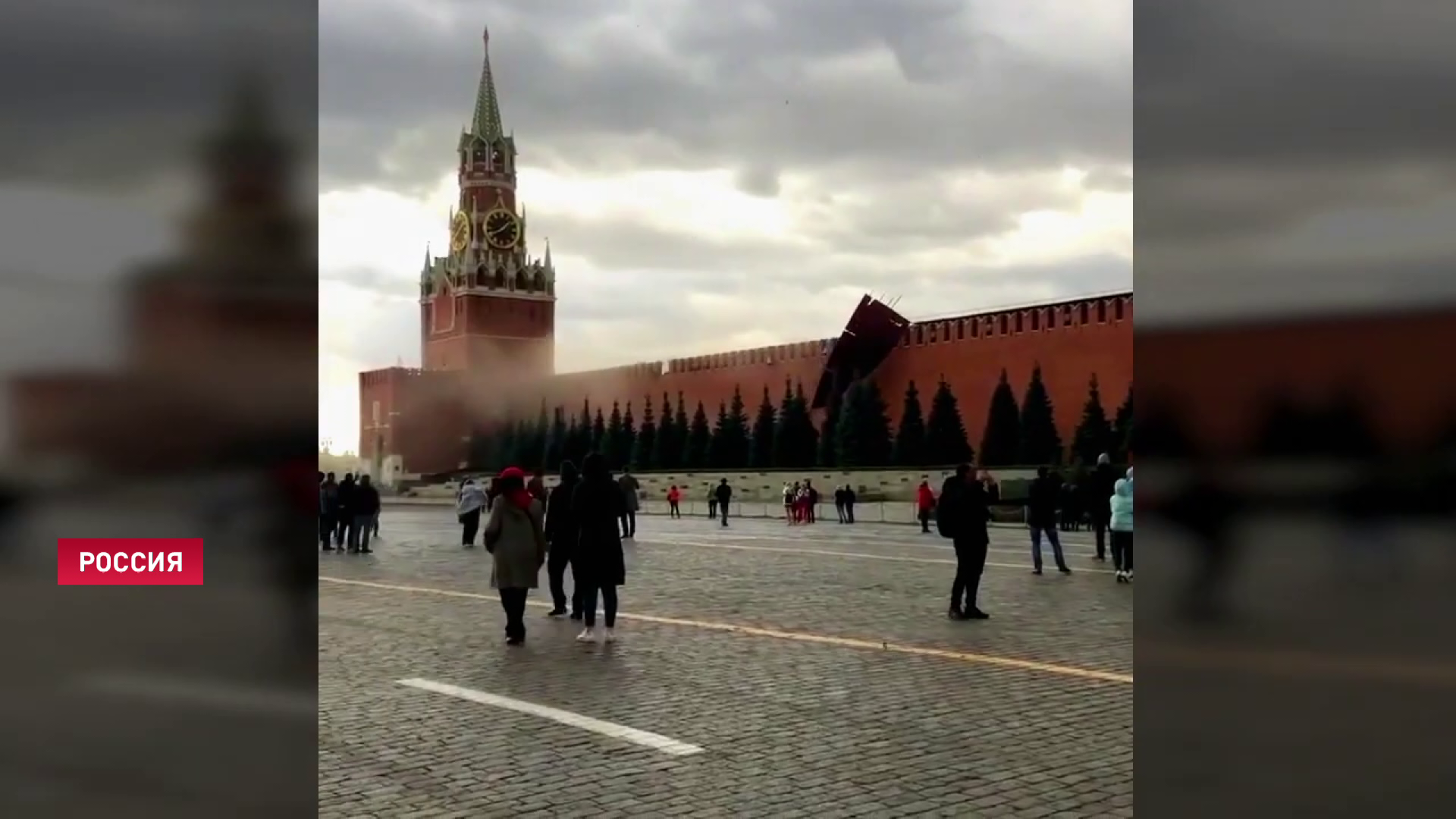 Мощный ураган повалил фрагмент Кремлёвской стены в Москве-1