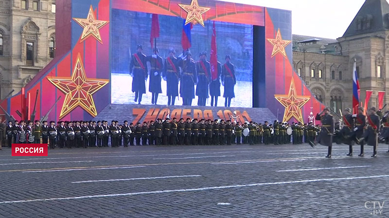 В Москве на Красной площади прошёл торжественный марш в честь годовщины парада 1941 года-1