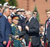 Президент Беларуси с сыновьями на параде Победы в Москве. Показываем, как это было
