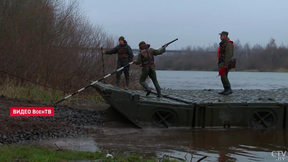 «Этот мост жизненно важный». Военные возводят наплавной мост через Сож между Чериковским и Краснопольским районами-10