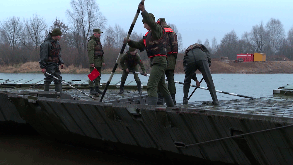 «Этот мост жизненно важный». Военные возводят наплавной мост через Сож между Чериковским и Краснопольским районами