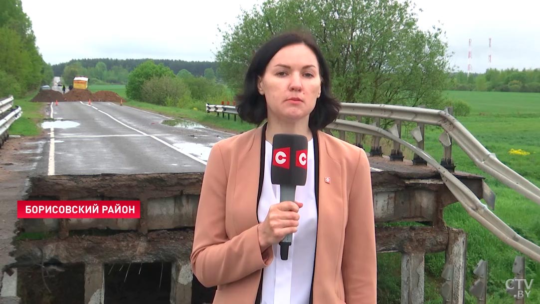 «Уже не успел ни среагировать, ничего». Мост в Борисовском районе обрушился прямо под машинами, и вот что там происходит сейчас-1