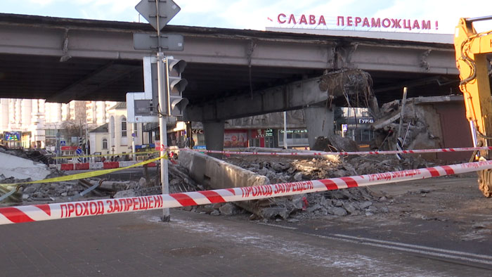 С Немиги вывезли обрушившиеся части моста. Техника работает круглосуточно