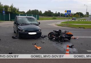 В Гомеле мотоциклист врезался в выезжавший с АЗС автомобиль