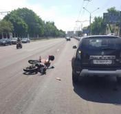 На улице Академической мотоцикл врезался в легковой автомобиль